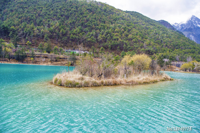 ����ѩɽ���¹���Һ����С��ͼƬ