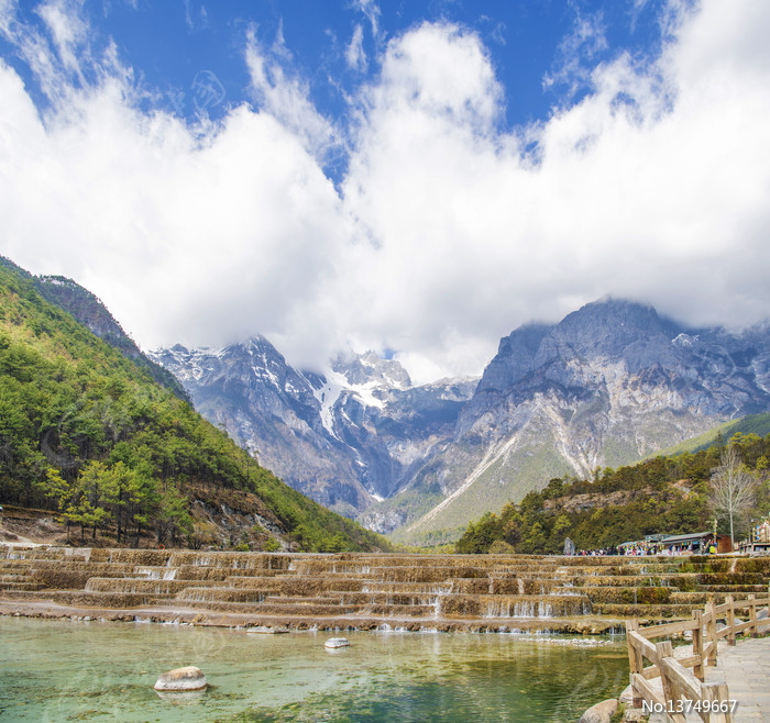 �������¹Ȱ�ˮ�Ӻ�����ѩɽͼƬ