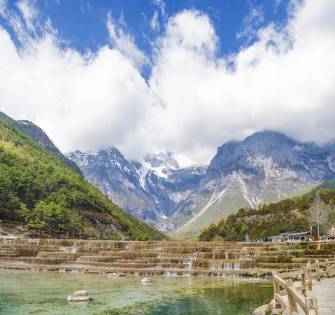 �������¹Ȱ�ˮ�Ӻ�����ѩɽ