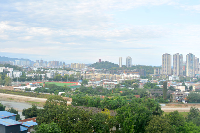 �Ĵ��н��سǿ������н���ѧ���������乫԰