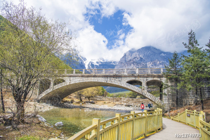 ����ѩɽ���¹Ȱ�ˮ��ľջ��ͼƬ